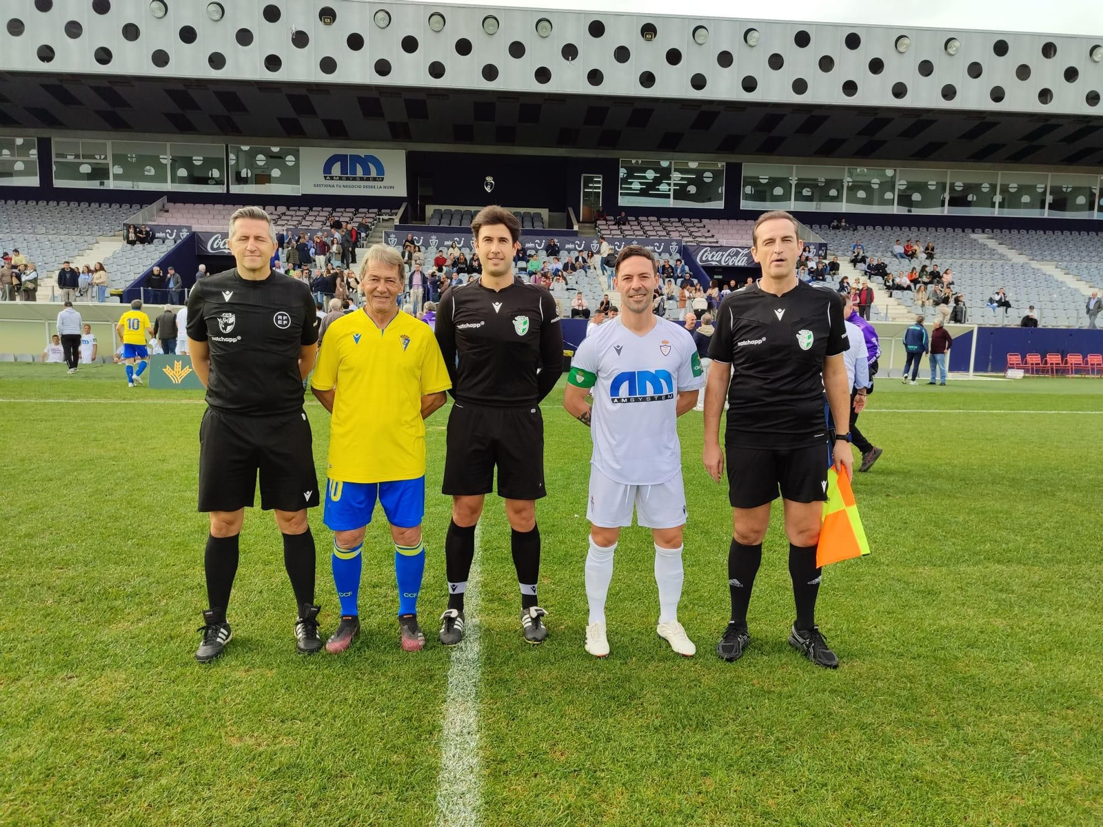 Higinio hijo, junto al capitán del Cádiz CF y el trío arbitral.