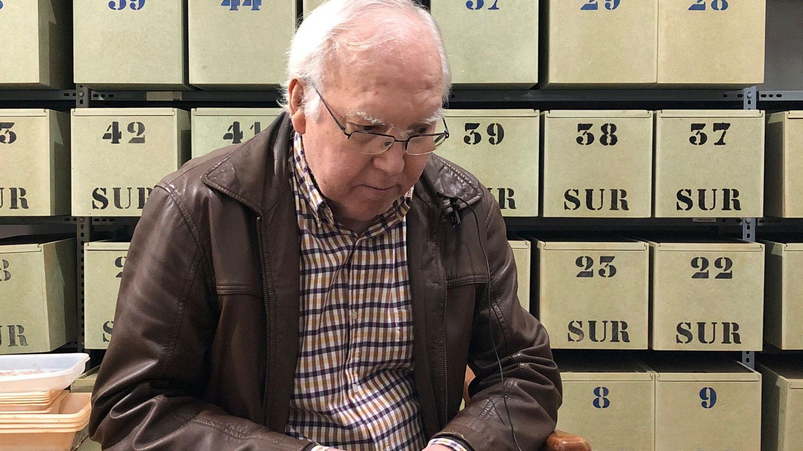 Francisco Vázquez con las cajas de los restos al fondo