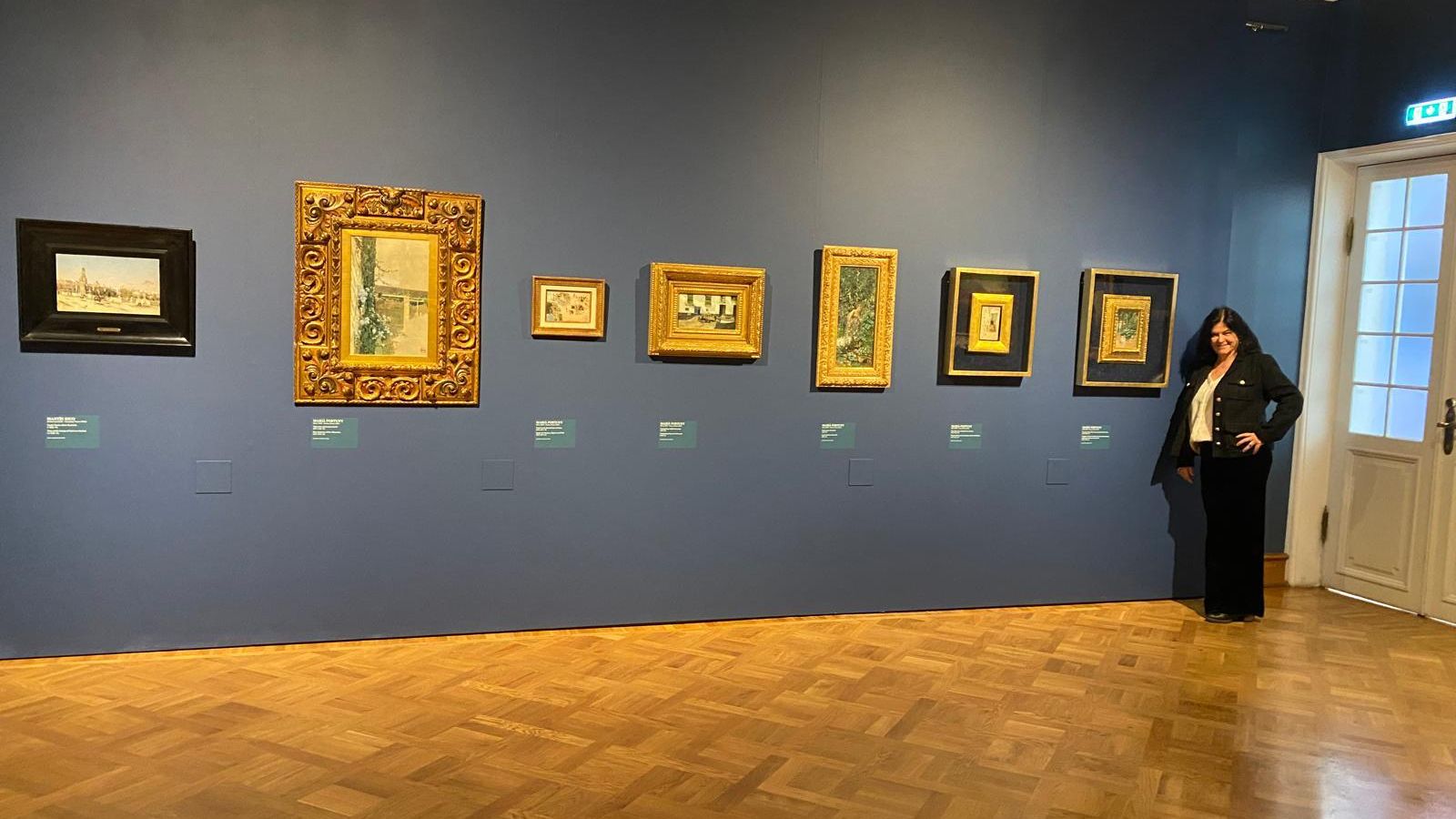 Carmen Muñoz con varias obras de Fortuny en una exposición internacional.
