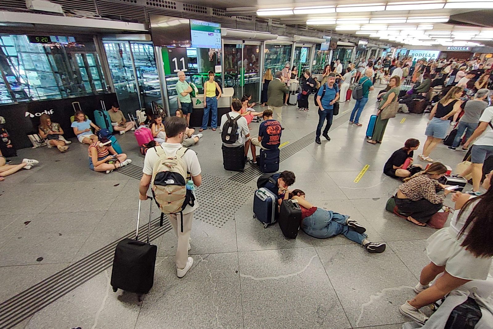 Pasajeros atrapados en Atocha por la avería en la catenaria a la altura de Toledo.