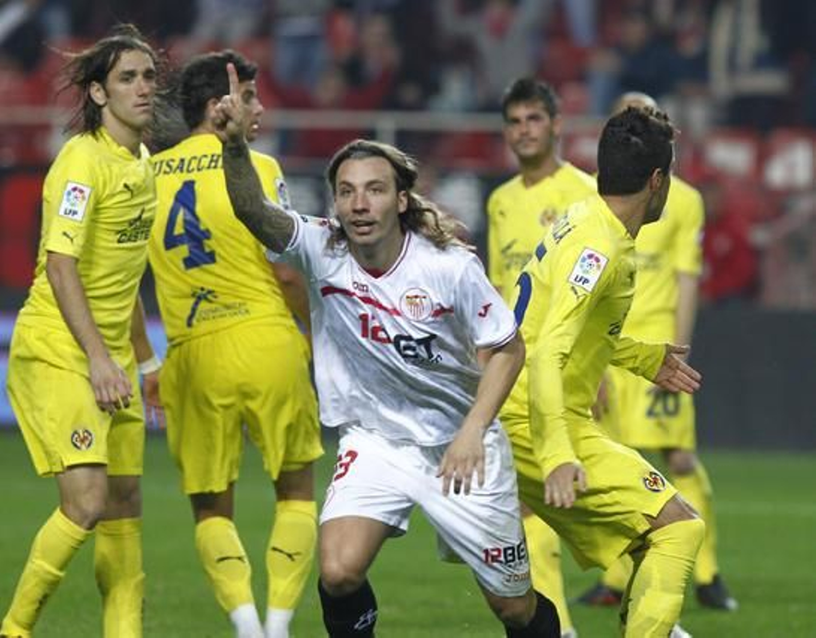El Sevilla celebra la vuelta de Sergio Sánchez a los terrenos de juego con el pase a las semifinales de Copa del Rey ante el Villarreal (3-0). / Antonio Pizarro