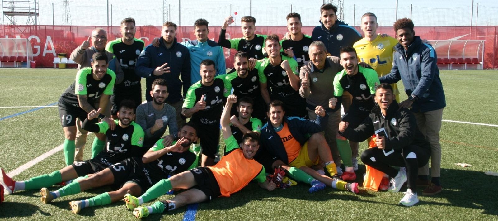 Los jugadores del Ciudad de Lucena celebran su triunfo en Sevilla.