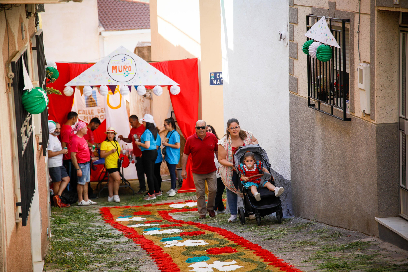 Así es la gran alfombra de serrín para que levite la Virgen de Fátima de Tíjola