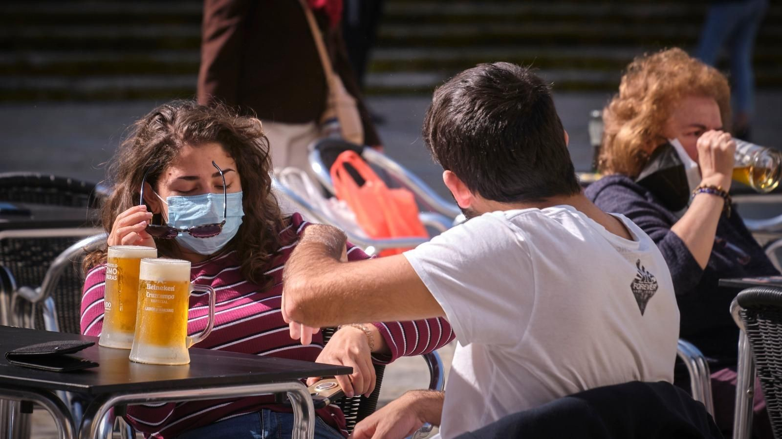 Dos personas en una terraza de un bar en Cádiz.