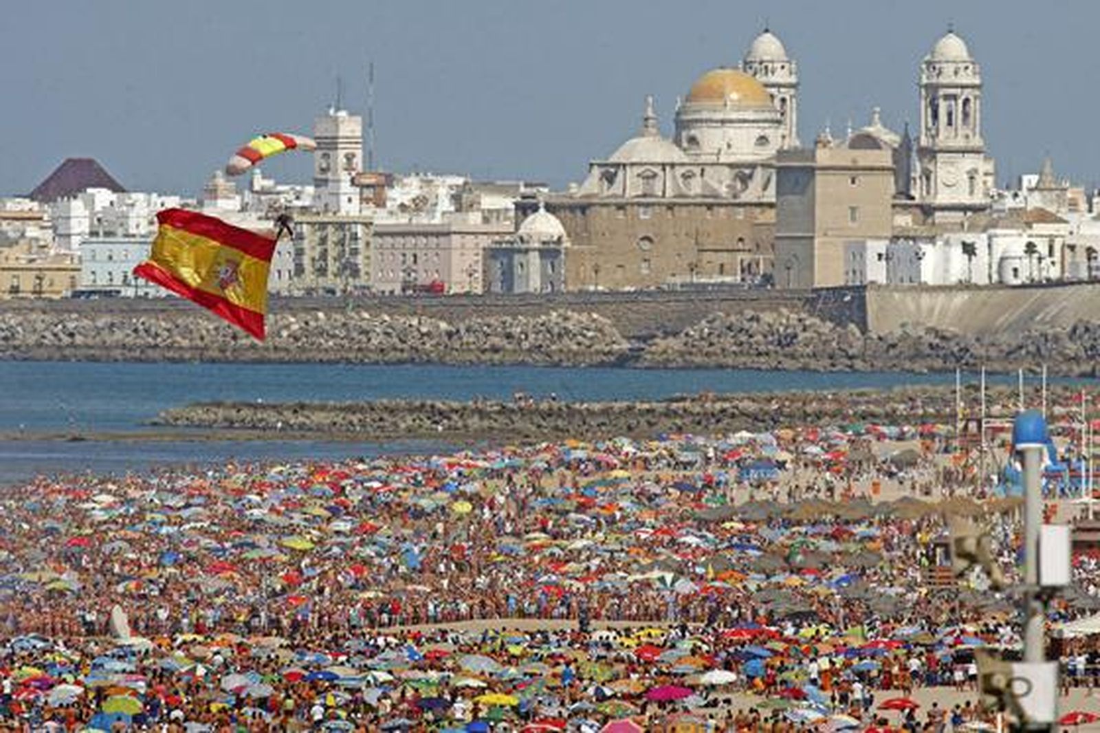 190.000 personas disfrutan del III Festival Aéreo en la playa de la Victoria. /Foto: Julio González