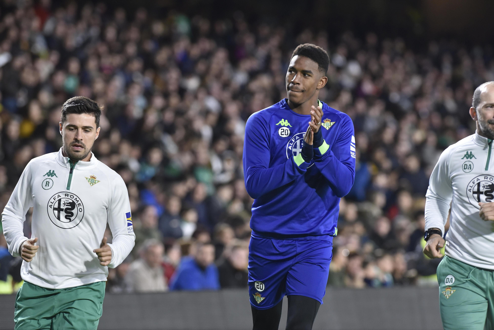 Júnior aplaude a la grada durante un entrenamiento.