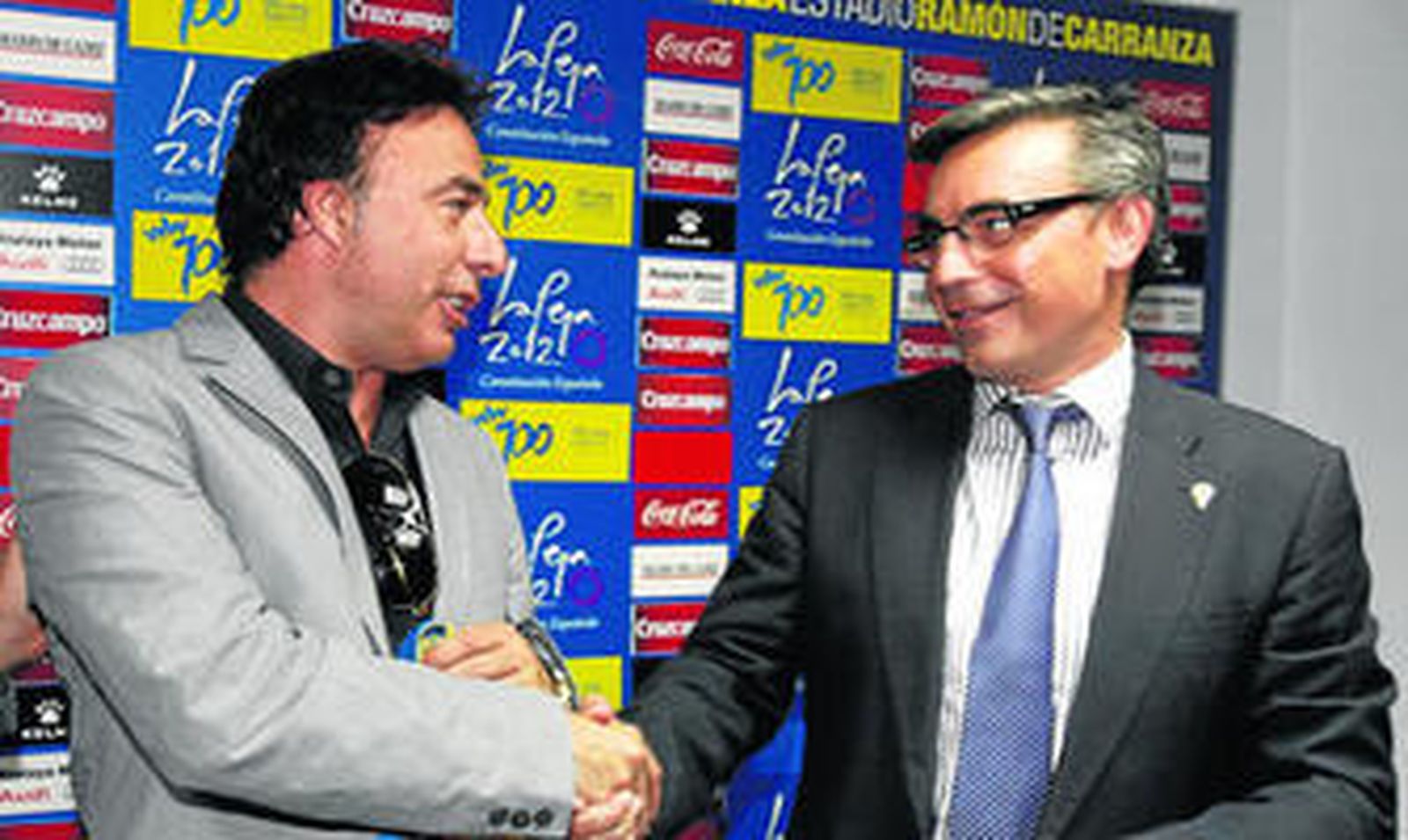 Quique Pina (i) estrecha la mano a Luis Sánchez Grimaldi, con el que estuvo reunido ayer en la sede del club.