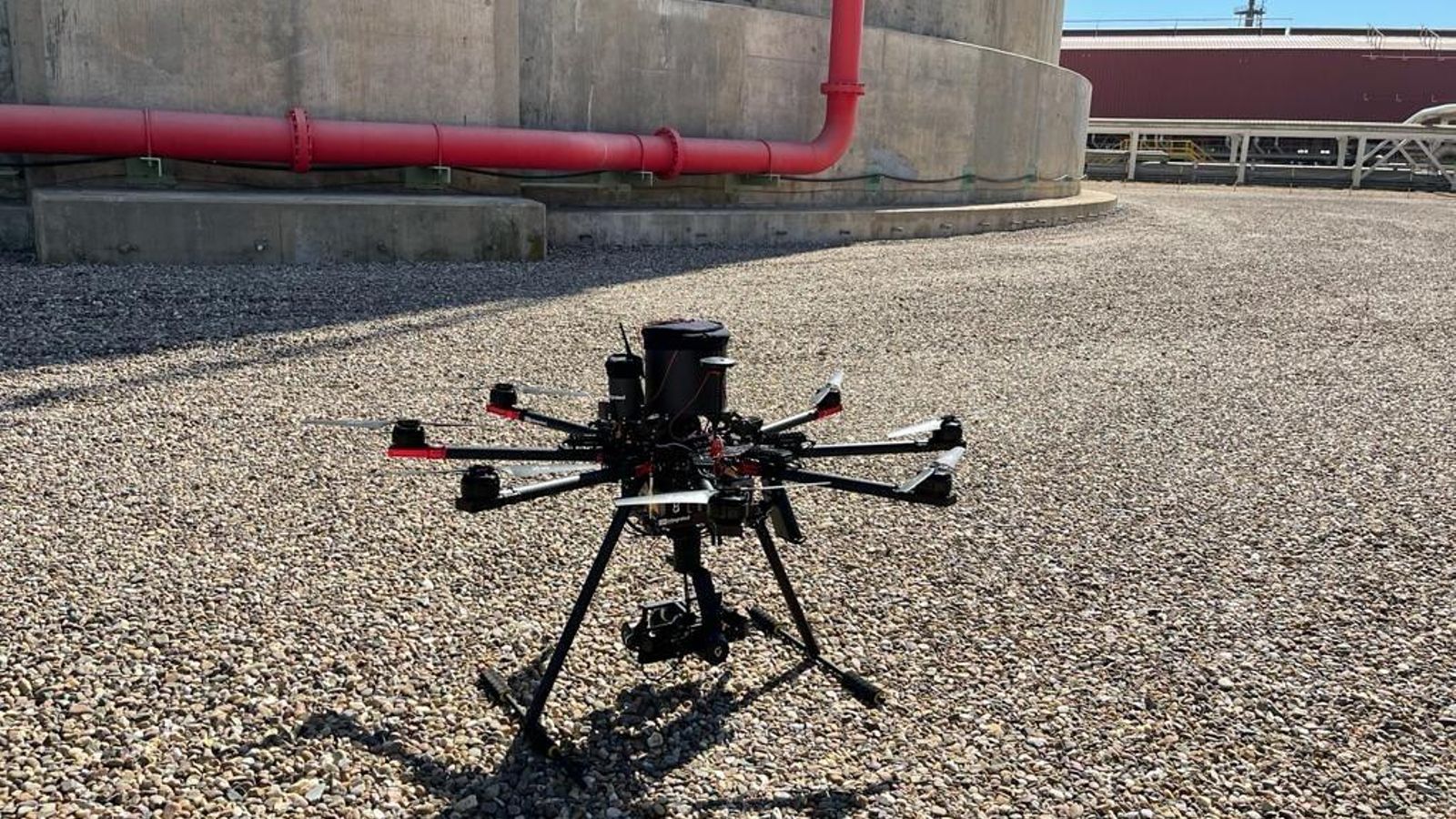 Detalle del dron utilizado en el mantenimiento de las instalaciones de la planta regasificadora de Huelva.