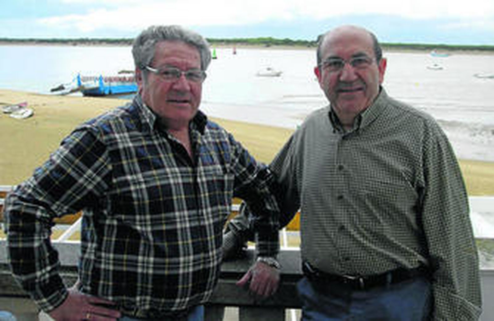 Fernando y Francisco Hermoso ayer en su restaurante, con Doñana y la desembocadura del río Guadalquivir al fondo en plena playa de Bajo de Guía.