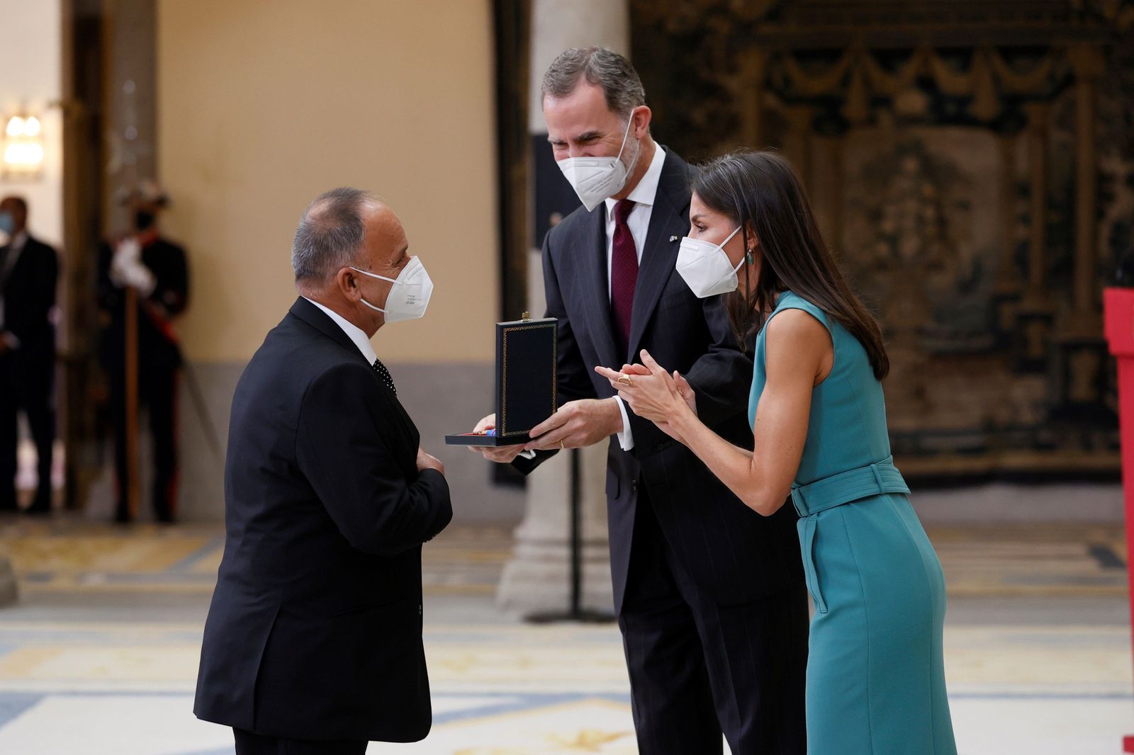 El Pele recibe la Medalla de Oro al Mérito en las Bellas Artes.