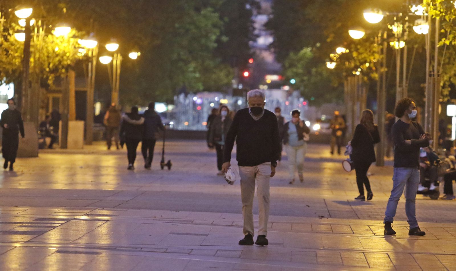 La primera tarde de cierre de bares y comercio en Córdoba, en fotografías