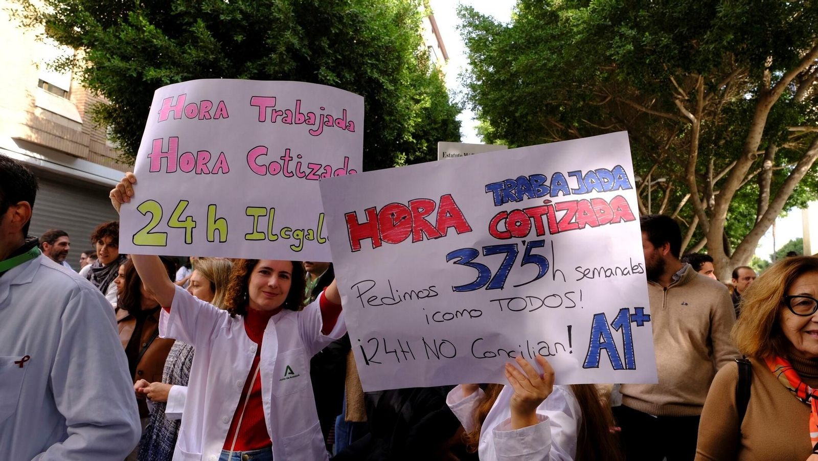 Manifestación de los médicos por las calles de Almería.