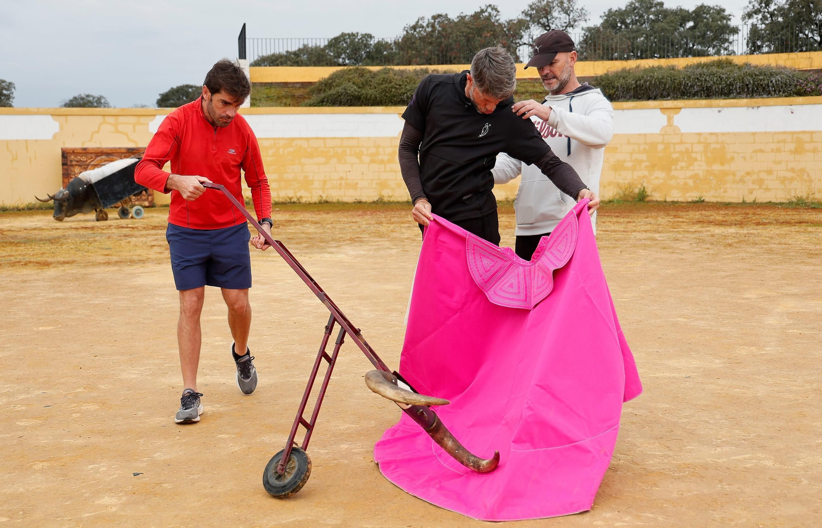 El torero corrige la técnica y la estética bajo la supervisión de José Luis Peralta.