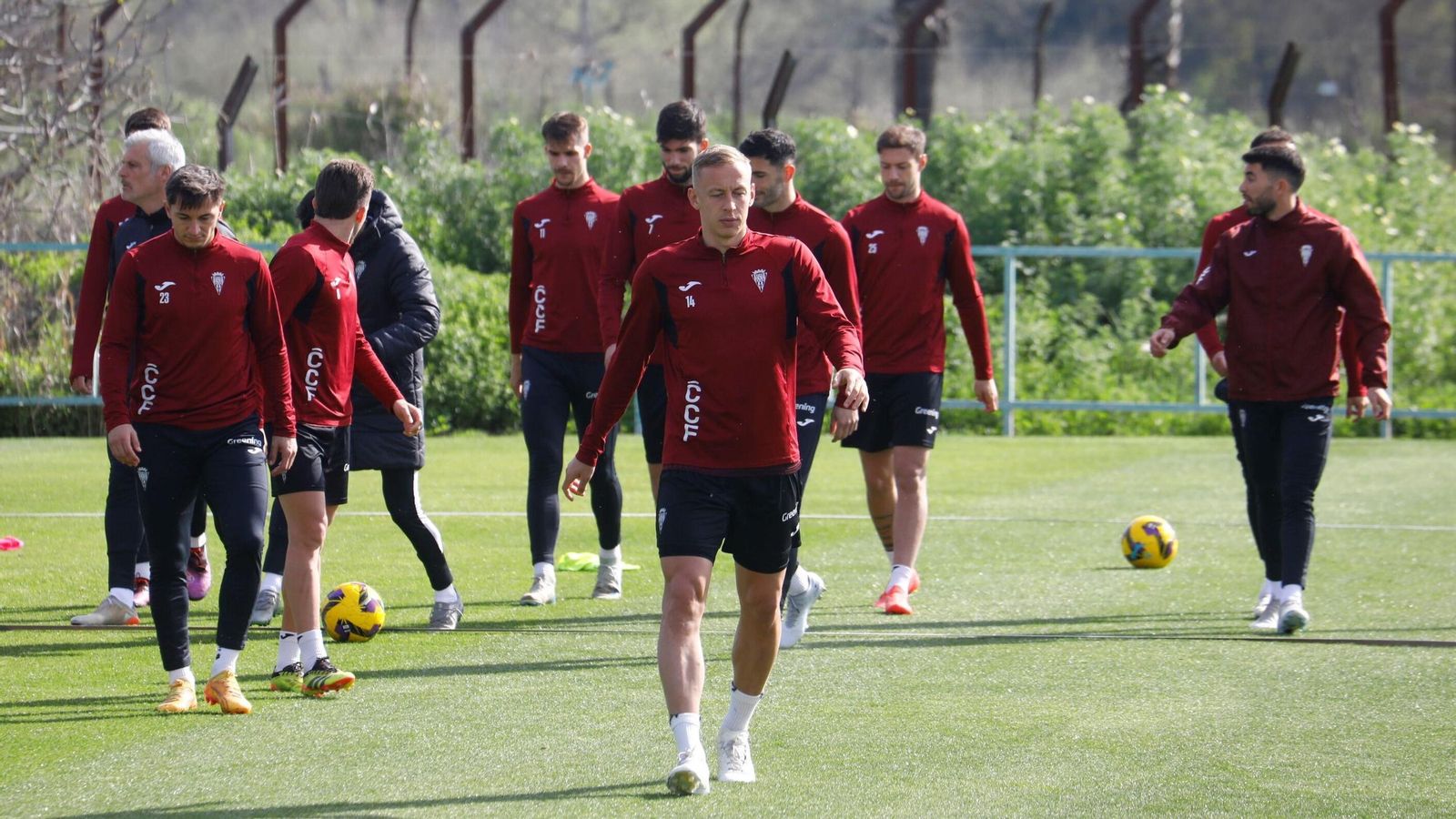 Obolskii, en primer plano, en un entrenamiento del Córdoba CF. Obolskii, en primer plano, en un entrenamiento del Córdoba CF.