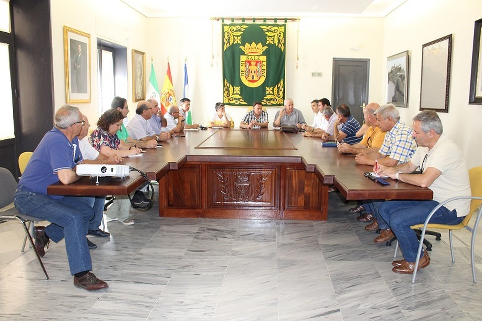 Miembros de las  cooperativas olivareras de la comarca, asociaciones agrarias y alcaldes, en Olvera.