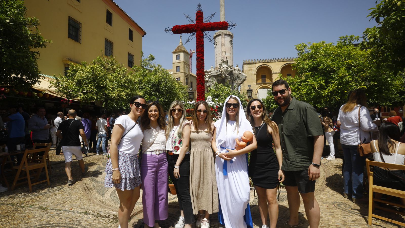 Alejandra acompañada de sus amigas en la Cruz de San Rafael.