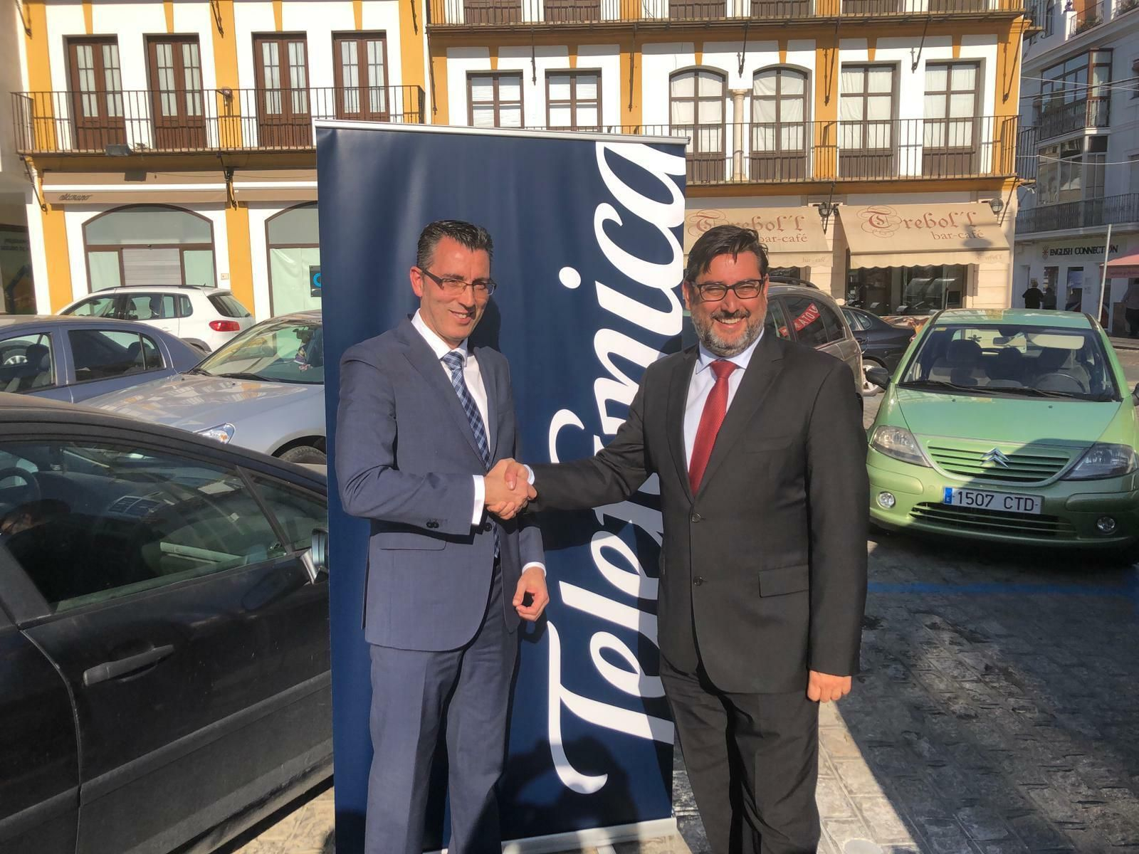 El alcalde de Utrera, José María Villalobos, y el director de Administraciones Públicas y Empresas de Telefónica en Andalucía, Joaquín Segovia.