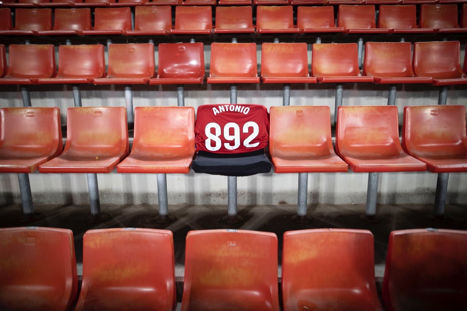 Camiseta de homenaje al fallecido en su silla de abonado en el estadio