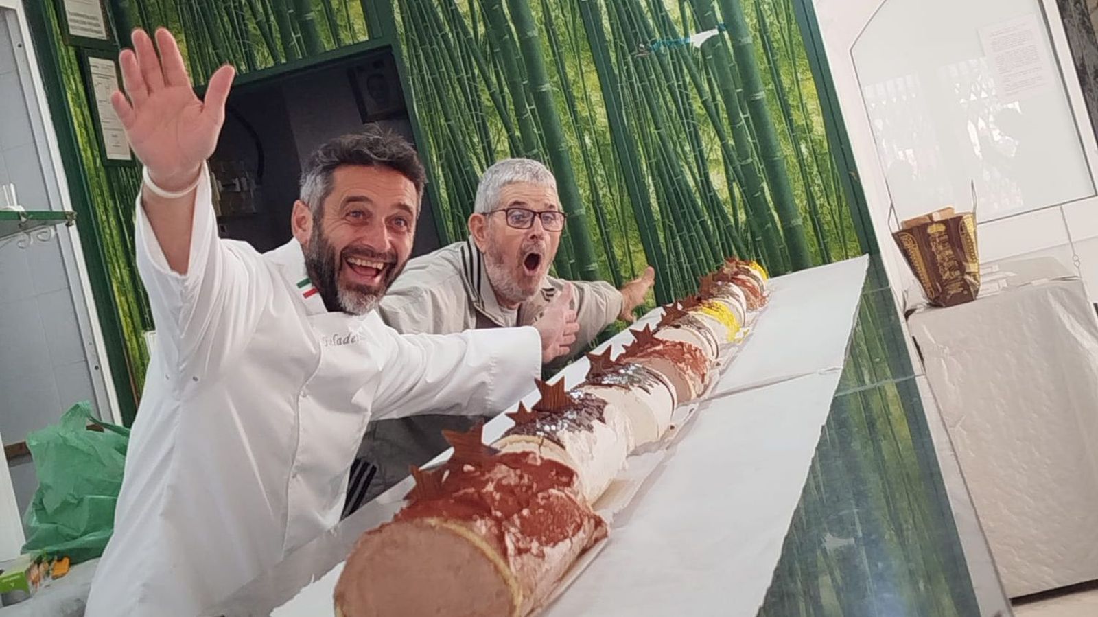 Massimo Pozzi, junto a Manuel Pérez Navarro con el 'tronco de Navidad'.