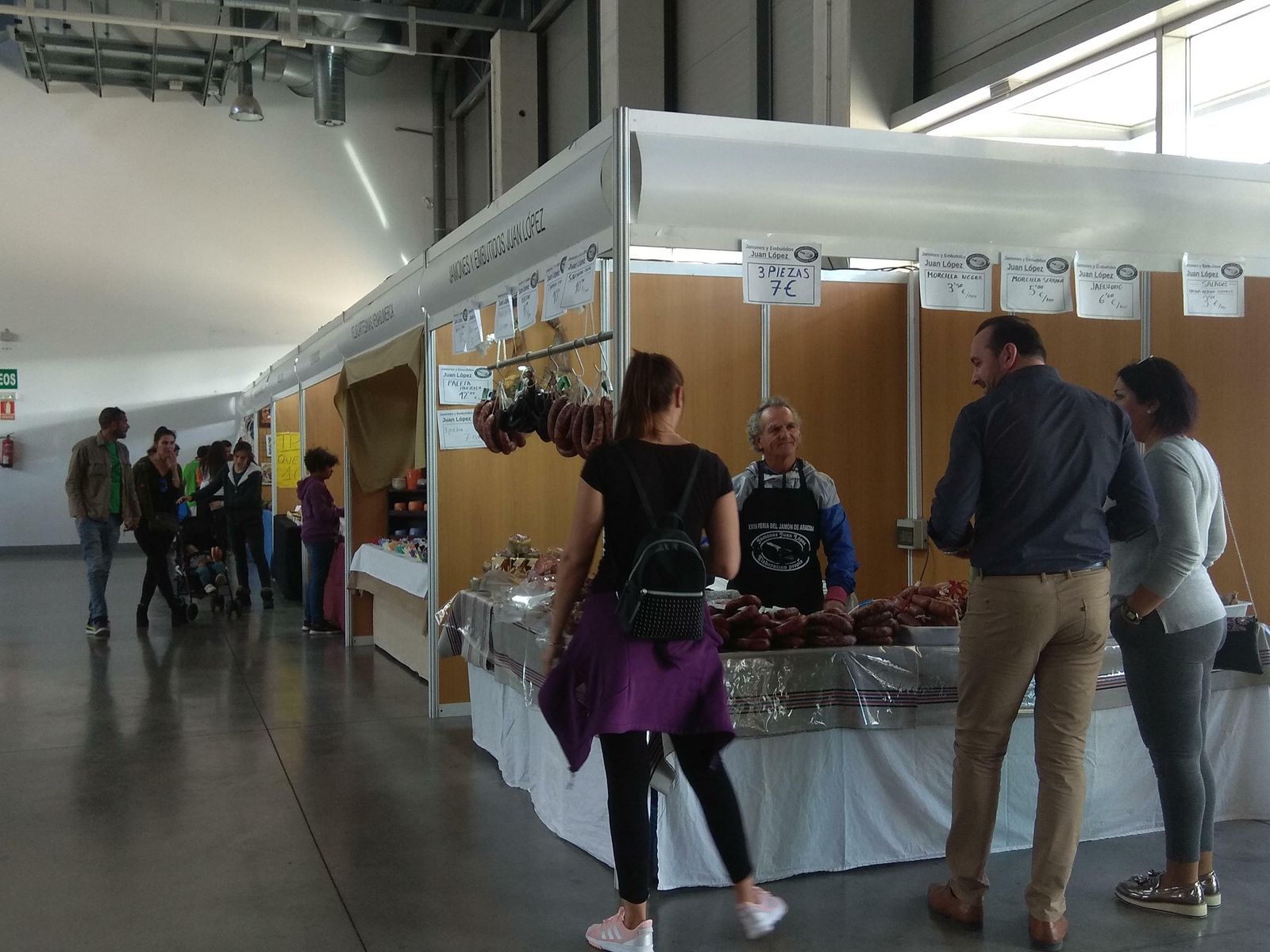 Imagen de varios de los puestos habilitados en el Pabellón de Aracena.