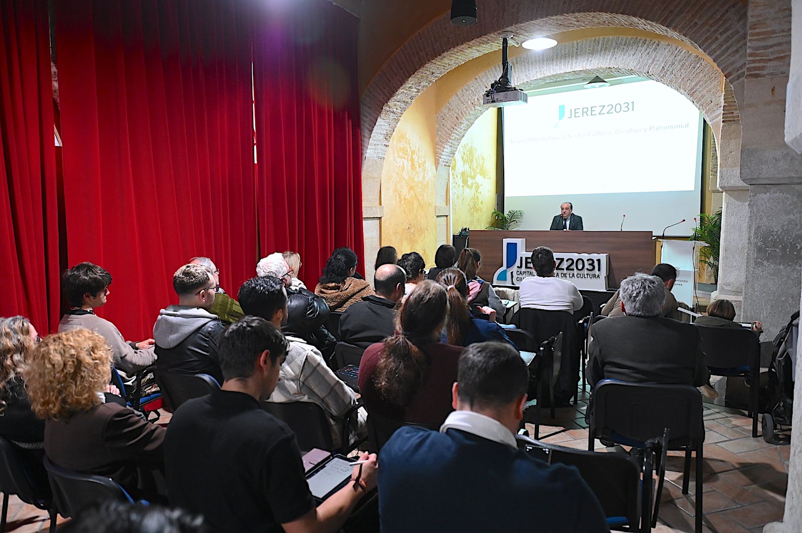 La Oficina Técnica de la Candidatura #Jerez2031 y la Delegación de Cultura del Ayuntamiento de Jerez han celebrado una sesión informativa con los sectores cultural, educativo y patrimonial de la provincia.