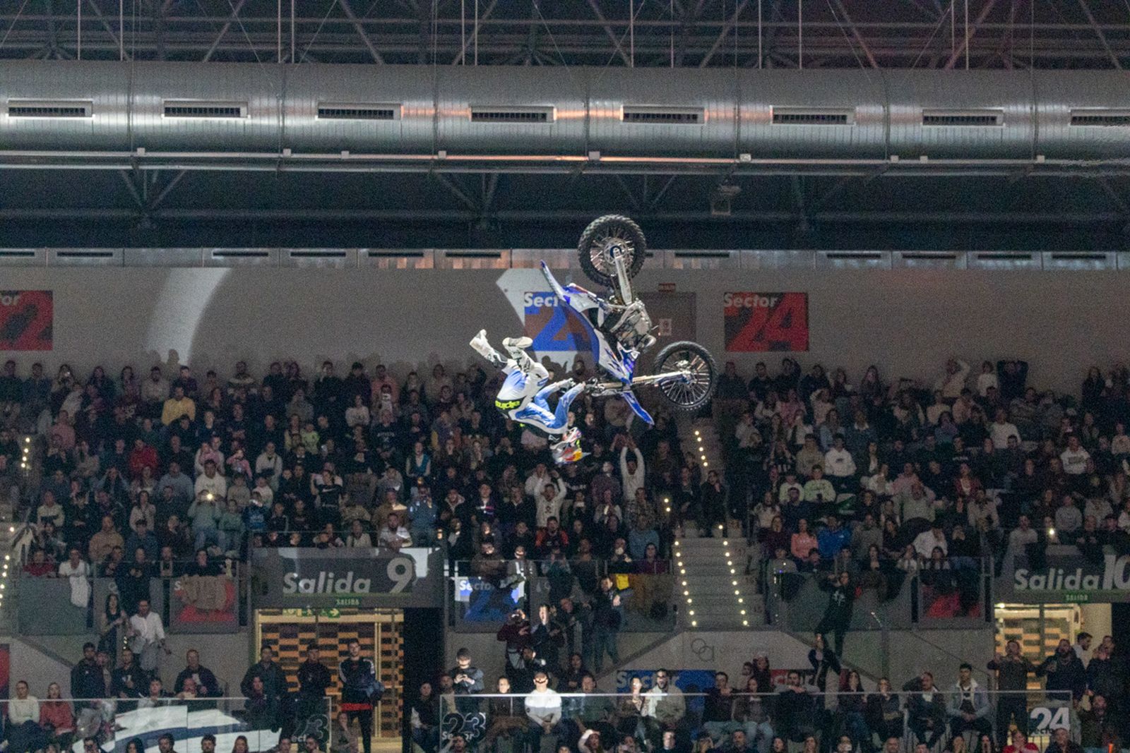 En imágenes: el Olivo Arena vibra con piruetas y motor en estado puro en el Soloflow Freestyle (2)