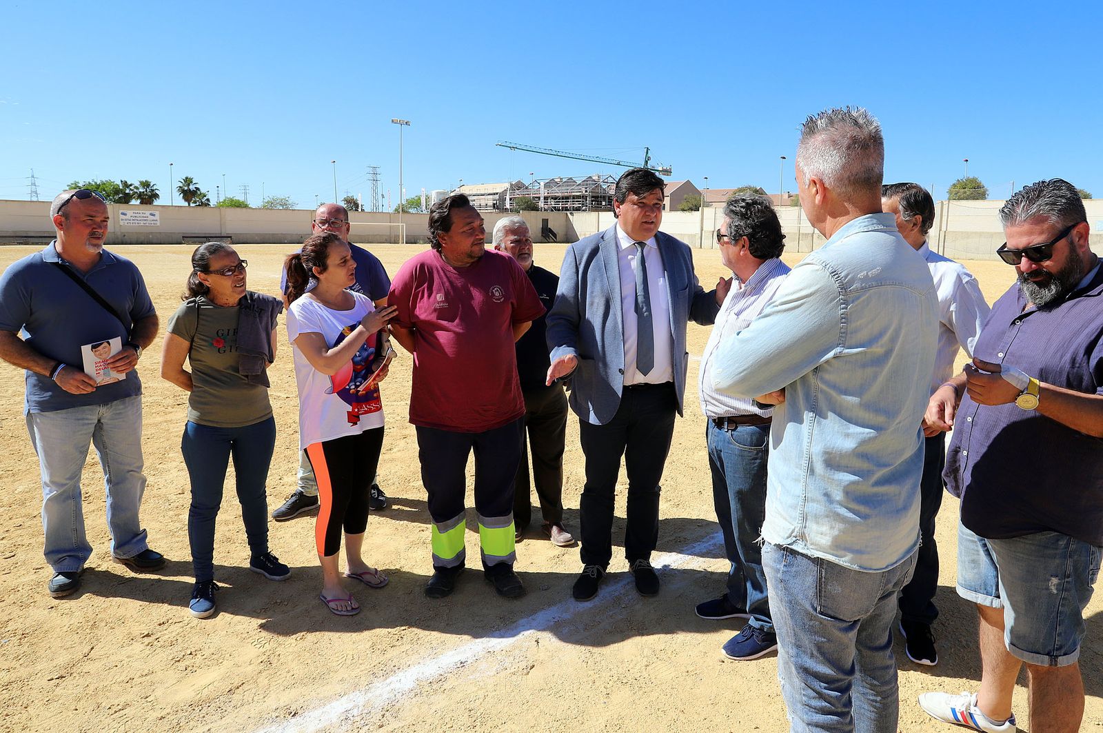 El alcalde y candidato a la reelección, Gabriel Cruz, informa sobre sus propuestas en materia de deporte en el campo de fútbol de Pérez Cubillas.
