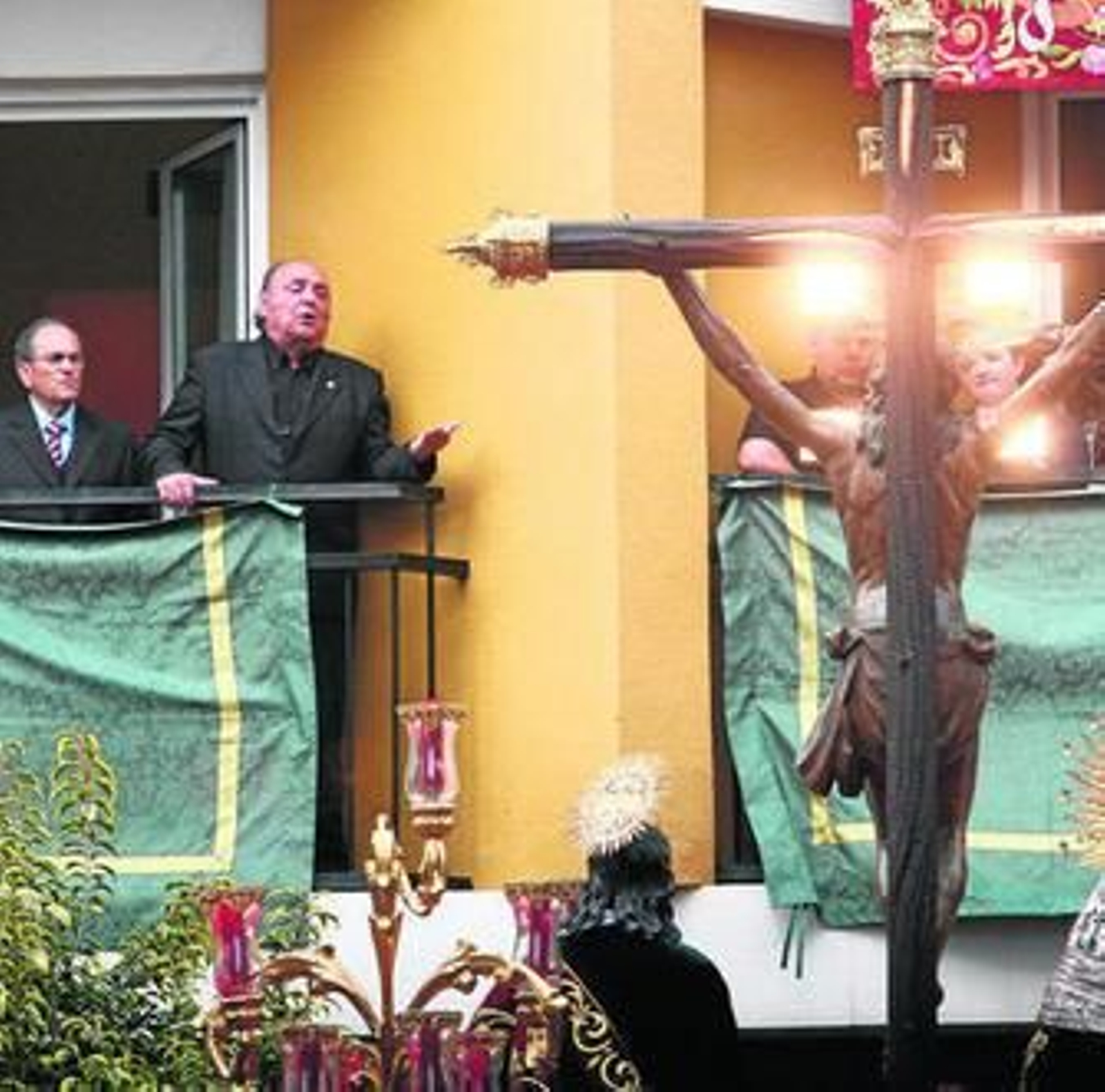 1. El público llenaba la Gran Vía en el punto del Hotel Tartessos. 2. Eduardo Hernández Garrocho le canta al Señor de la Expiración. 3. El paso de misterio justo tras salir de la capilla y antes de alzarse la cruz. 4. Había expectación por ver a Esperanza Coronada tras la restauración. 5. José Antonio Vieira realizó la primera levantá del palio. 6. Uno de los momentos esperados cada Miércoles Santo: la llegada de la Esperanza a las Hermanas de la Cruz. 7.  Un pequeño costalero contempla a los titulares de la Hermandad de San Francisco. 8. El alcalde visita la capilla de la Esperanza.