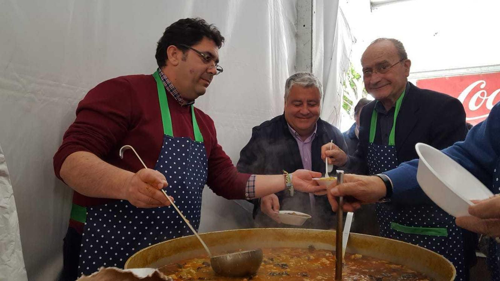 Carlos Torres, Salvador Trujillo y Francisco de la Torre, preparando platos de berza carnavalera.