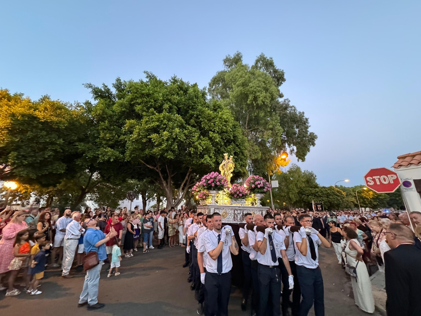 La Virgen del Carmen, a su paso por las calles de Aguadulce.