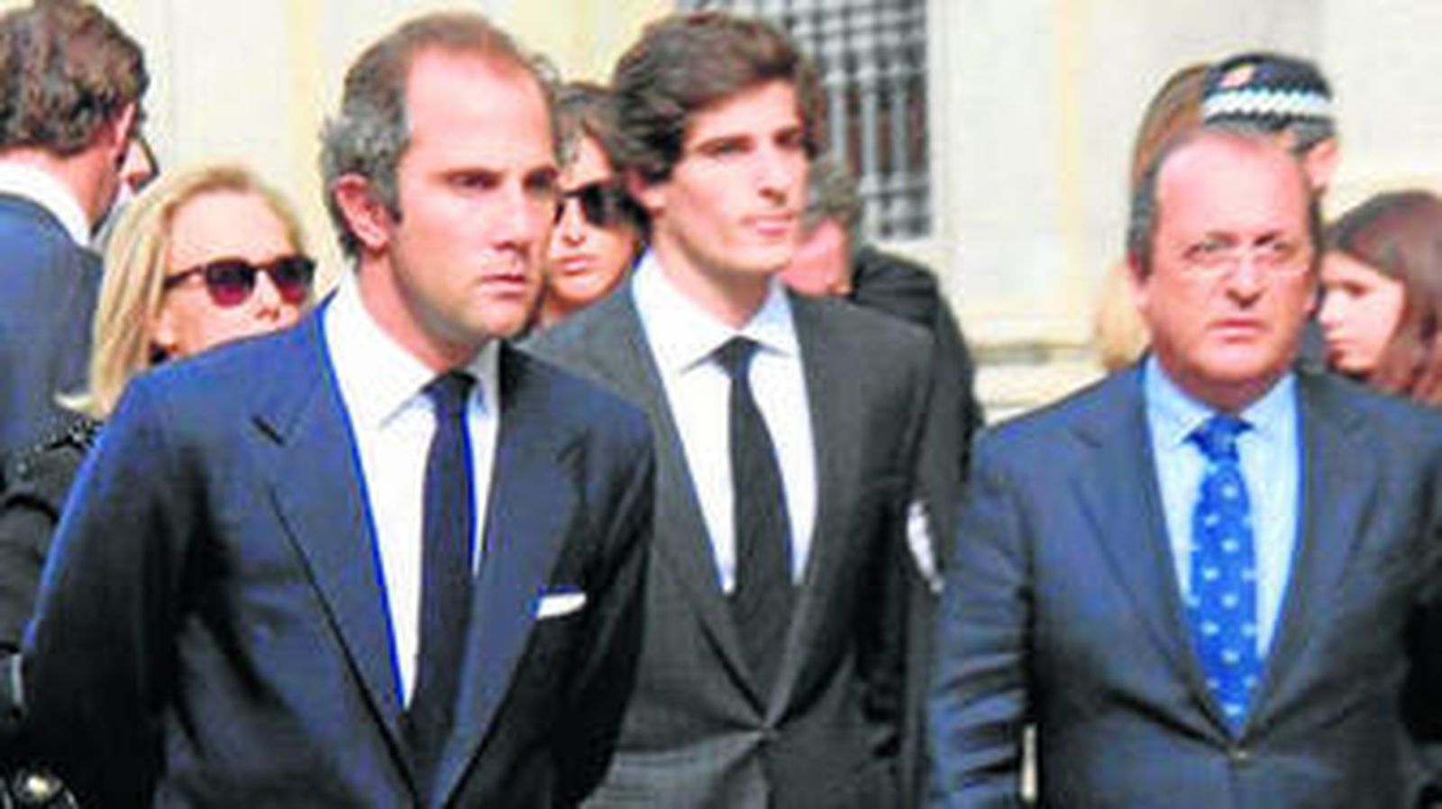 Luis -primero por la izquierda-, en una de las pocas fotos que existen de él en un acto público.