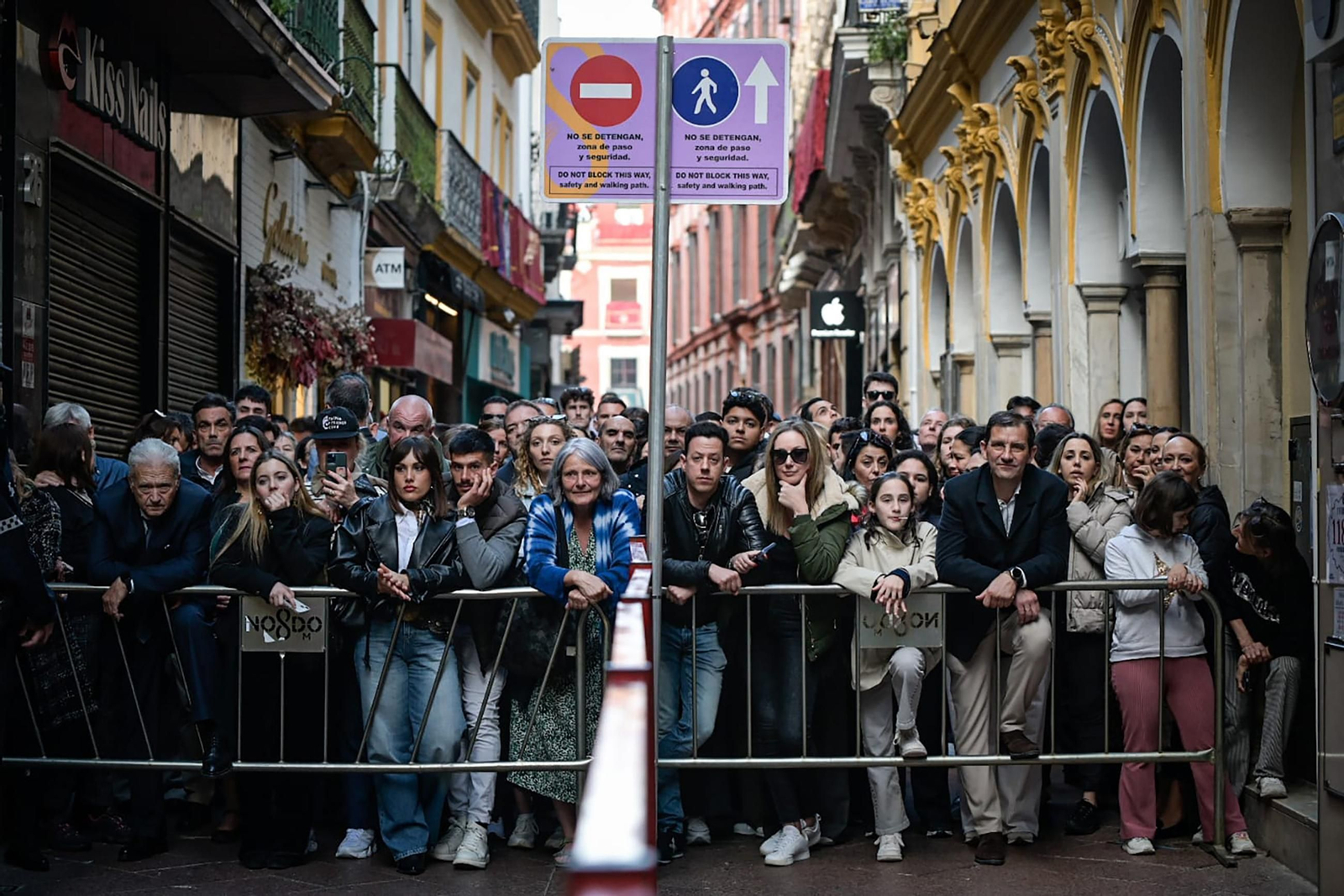 La masa (bulla) tras las vallas de la carrera oficial.