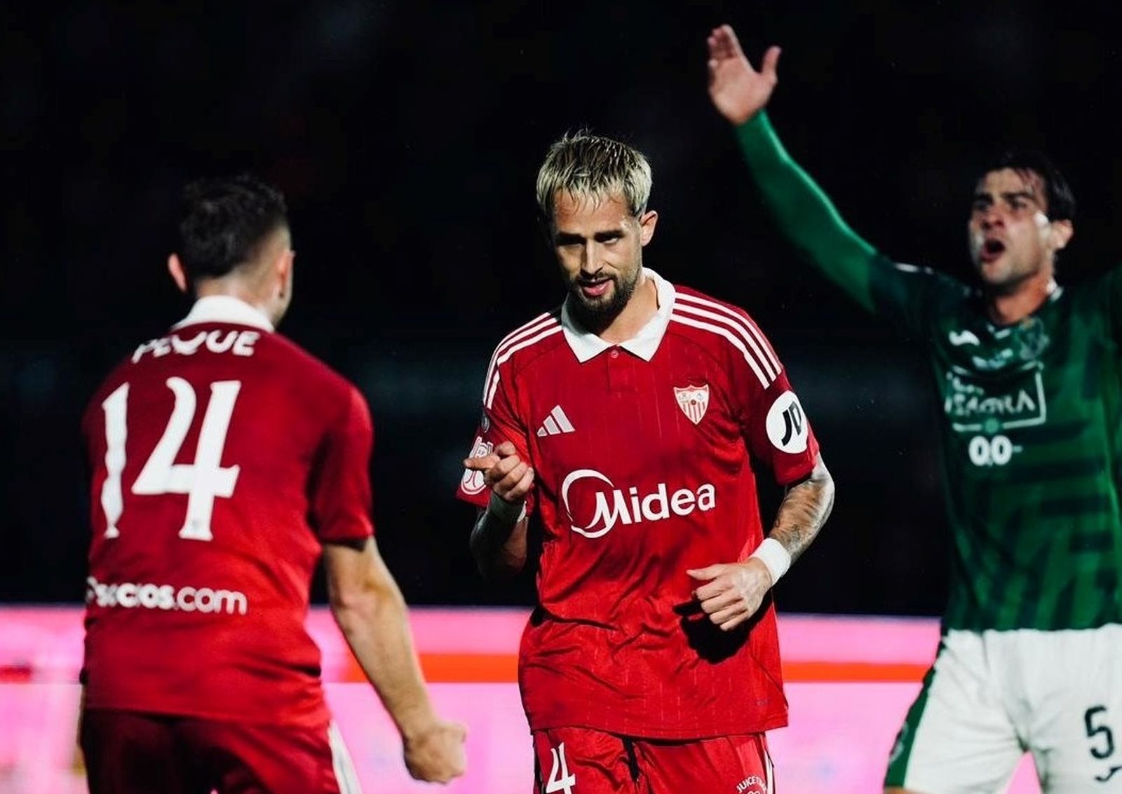 Januzaj celebra con Peque el 1-2.