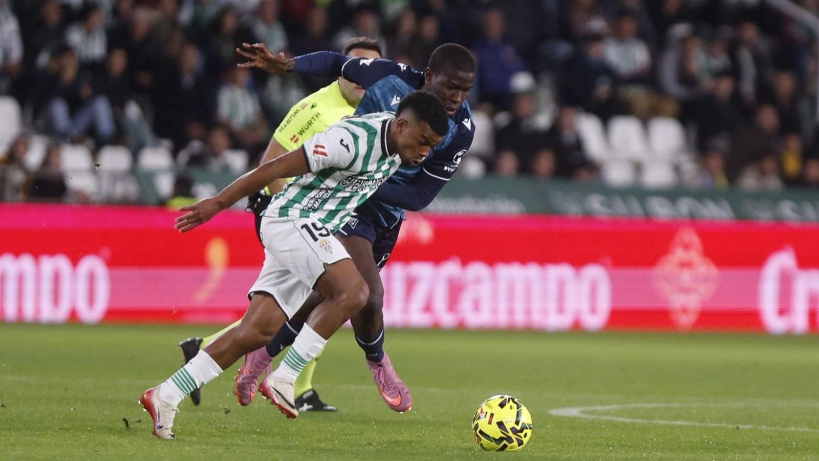 Dalisson trata de zafarse de la presión de Diakité en el Córdoba CF - Cádiz CF.