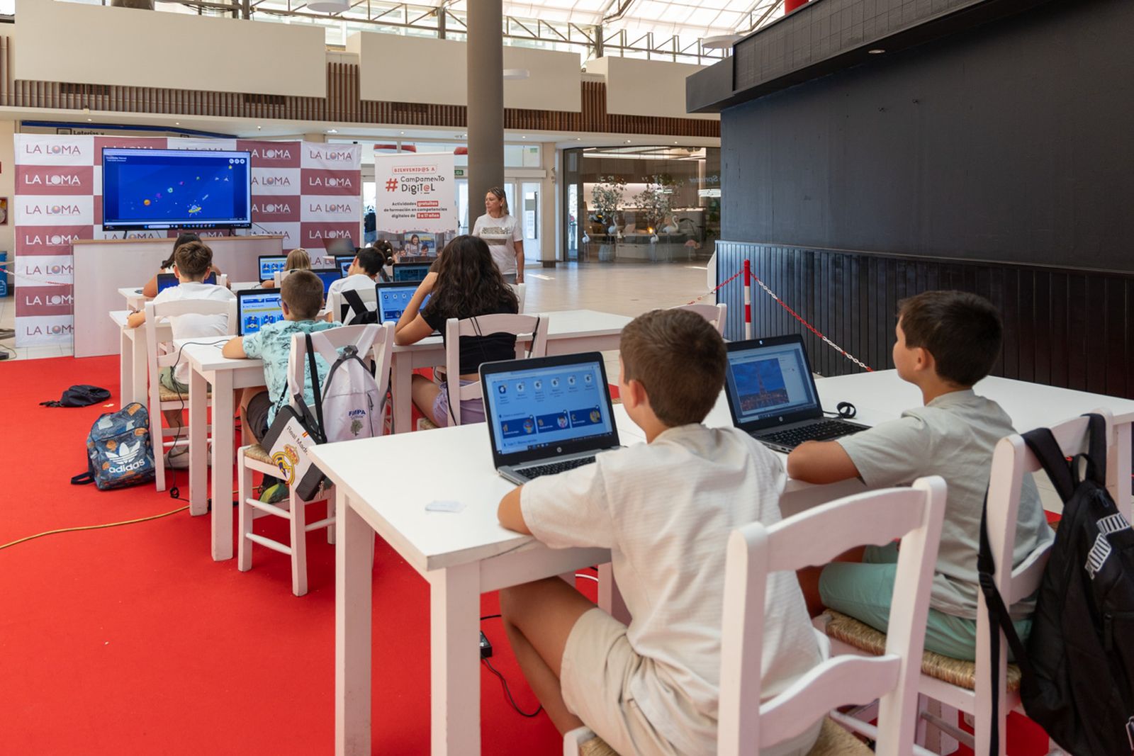 Así disfrutan los más jóvenes del campamento digital de La Loma,