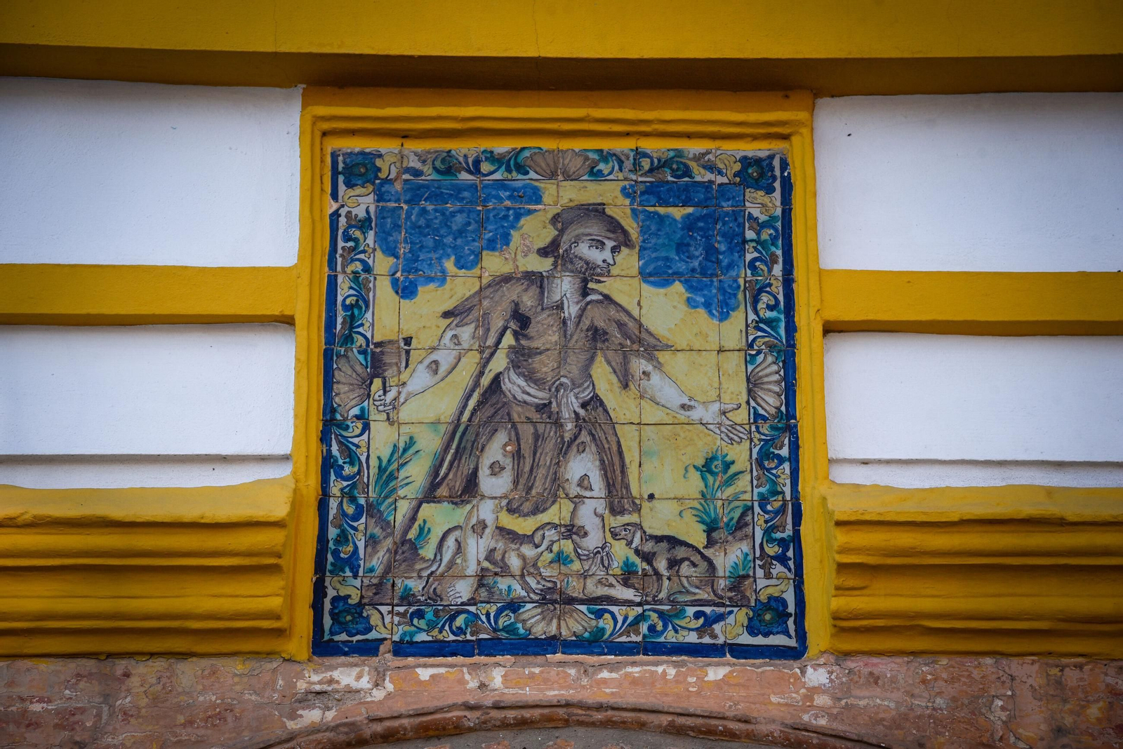 El azulejo situado sobre la puerta principal.