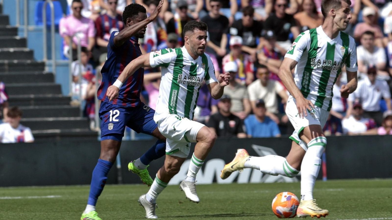 Jacobo es frenado por Diawara en el Eldense - Córdoba CF.