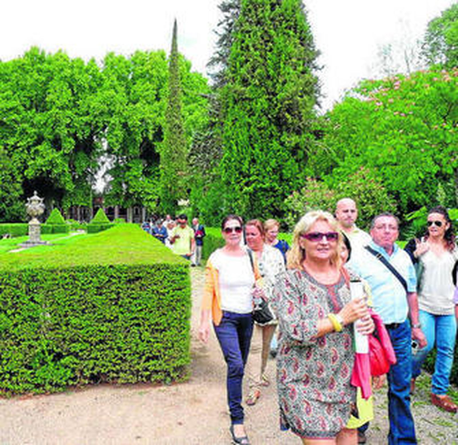Un grupo de visitantes en los jardines de Moratalla.
