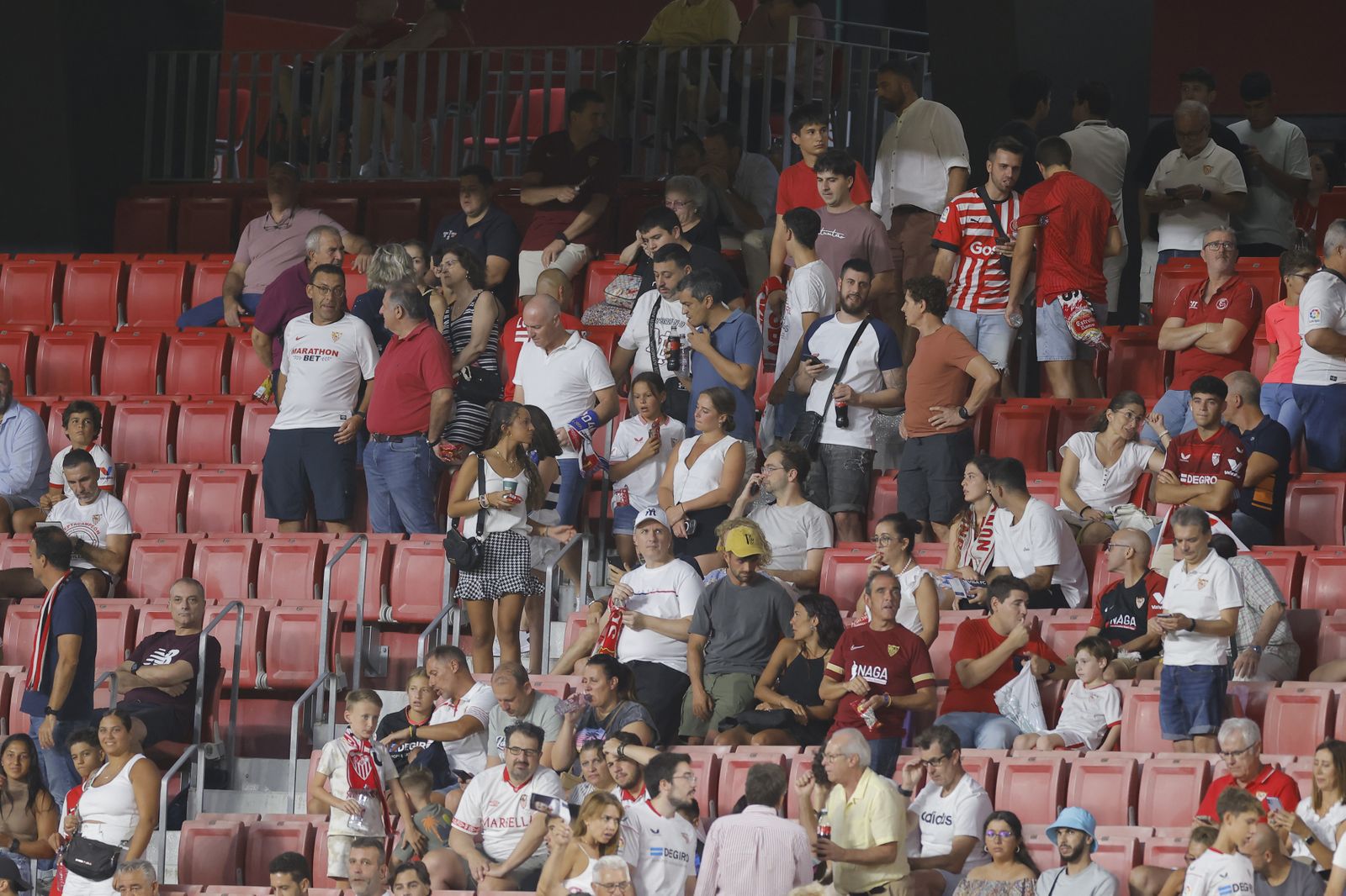 Búscate en las fotos del Sevilla fc-Girona