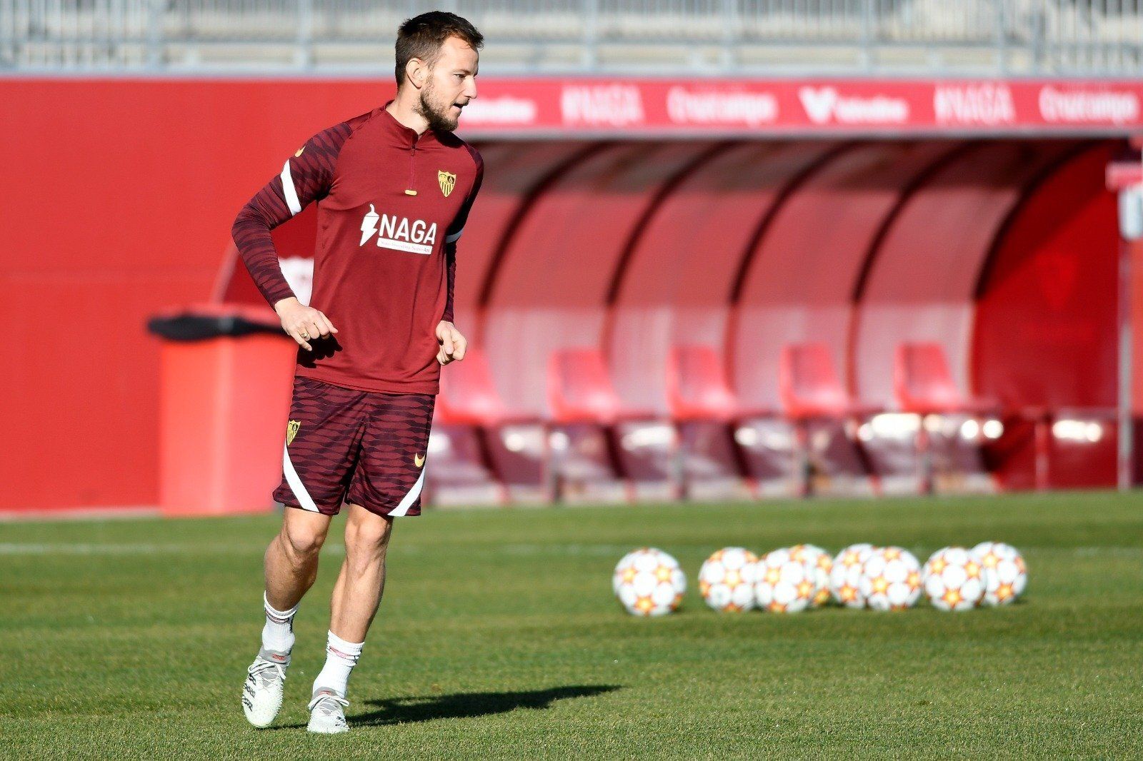 Rakitic se ejercita sobre el césped de la ciudad deportiva este domingo.