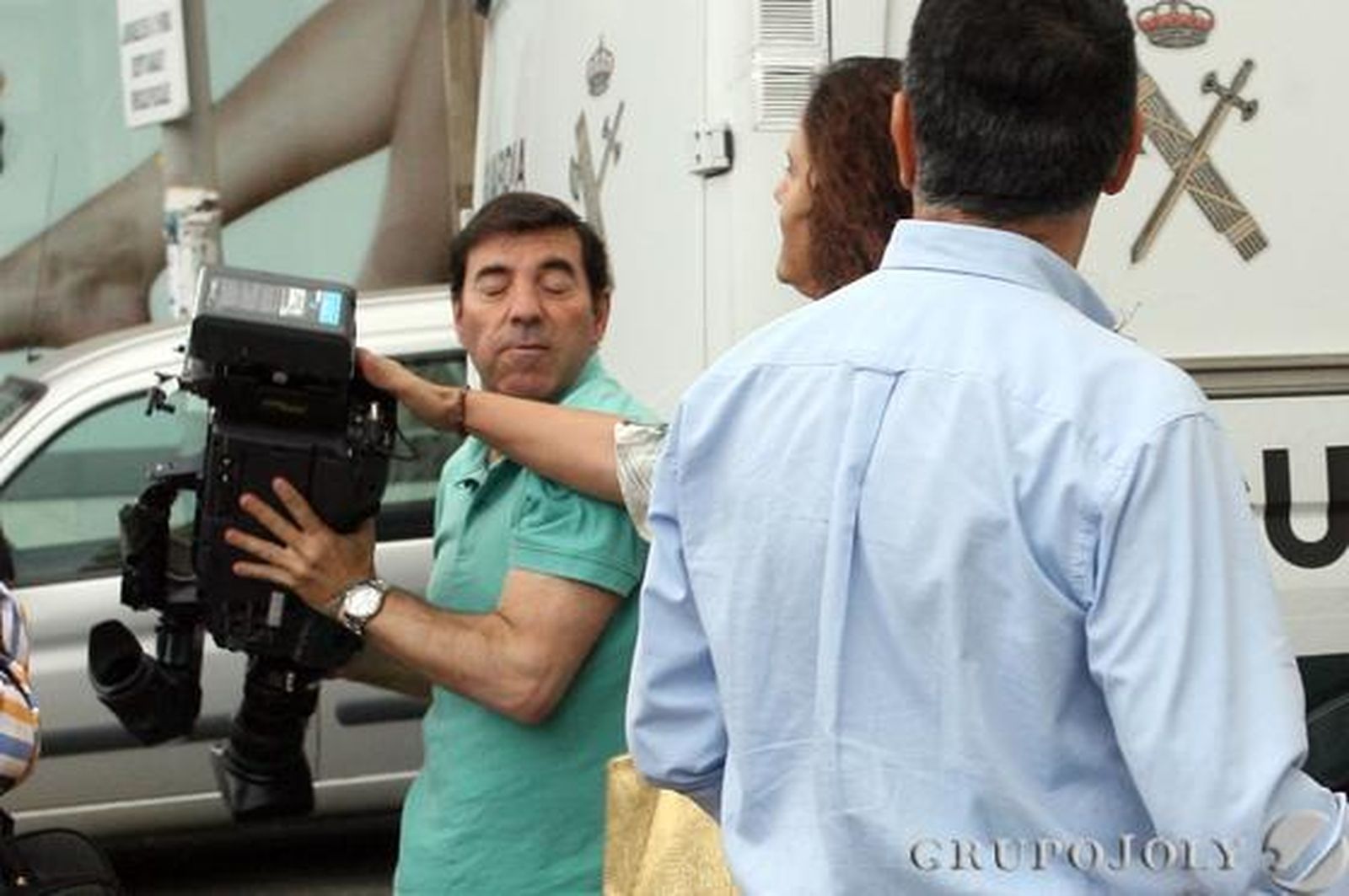 Un cámara de televisión, agredido mientras realizaba su trabajo