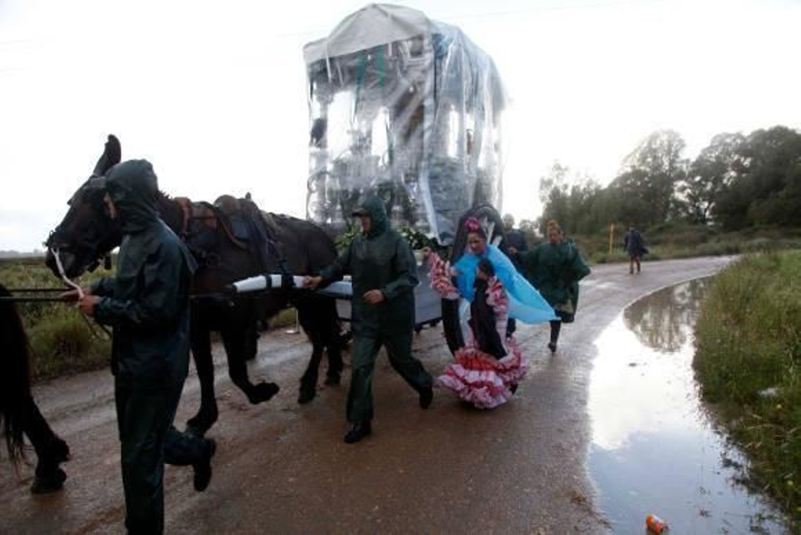 La lluvia marca el inicio del camino