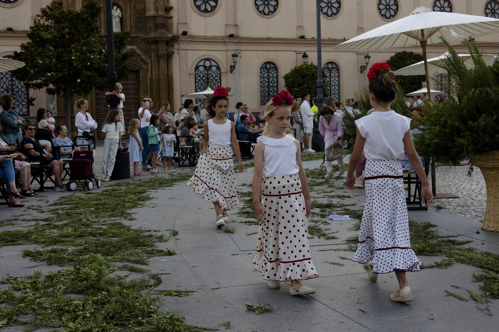 Imágenes del desfile "Cádiz de moda, Cádiz emprende" en la plaza de San Antonio.