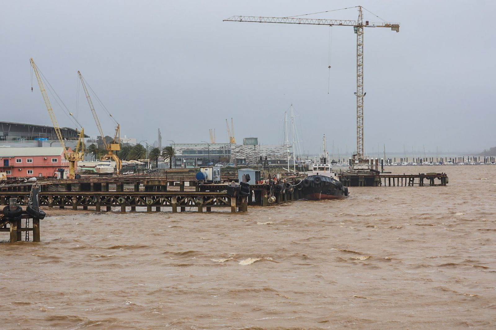 Fotografías de la subida del río Odiel a su paso por Huelva