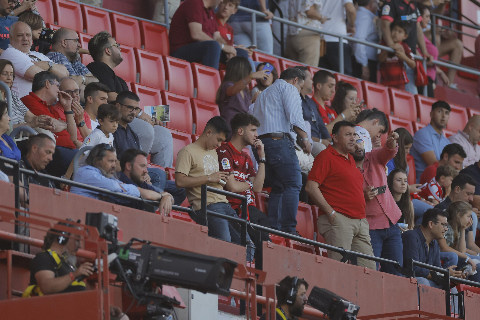 Búscate en las fotos del Sevilla-Girona