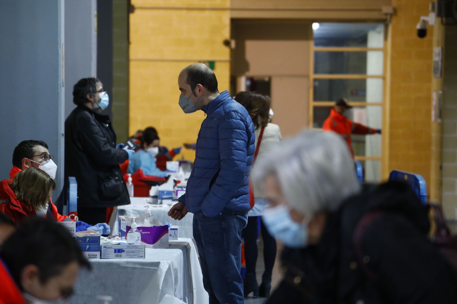 Varias personas durante un cribado de test en Córdoba.