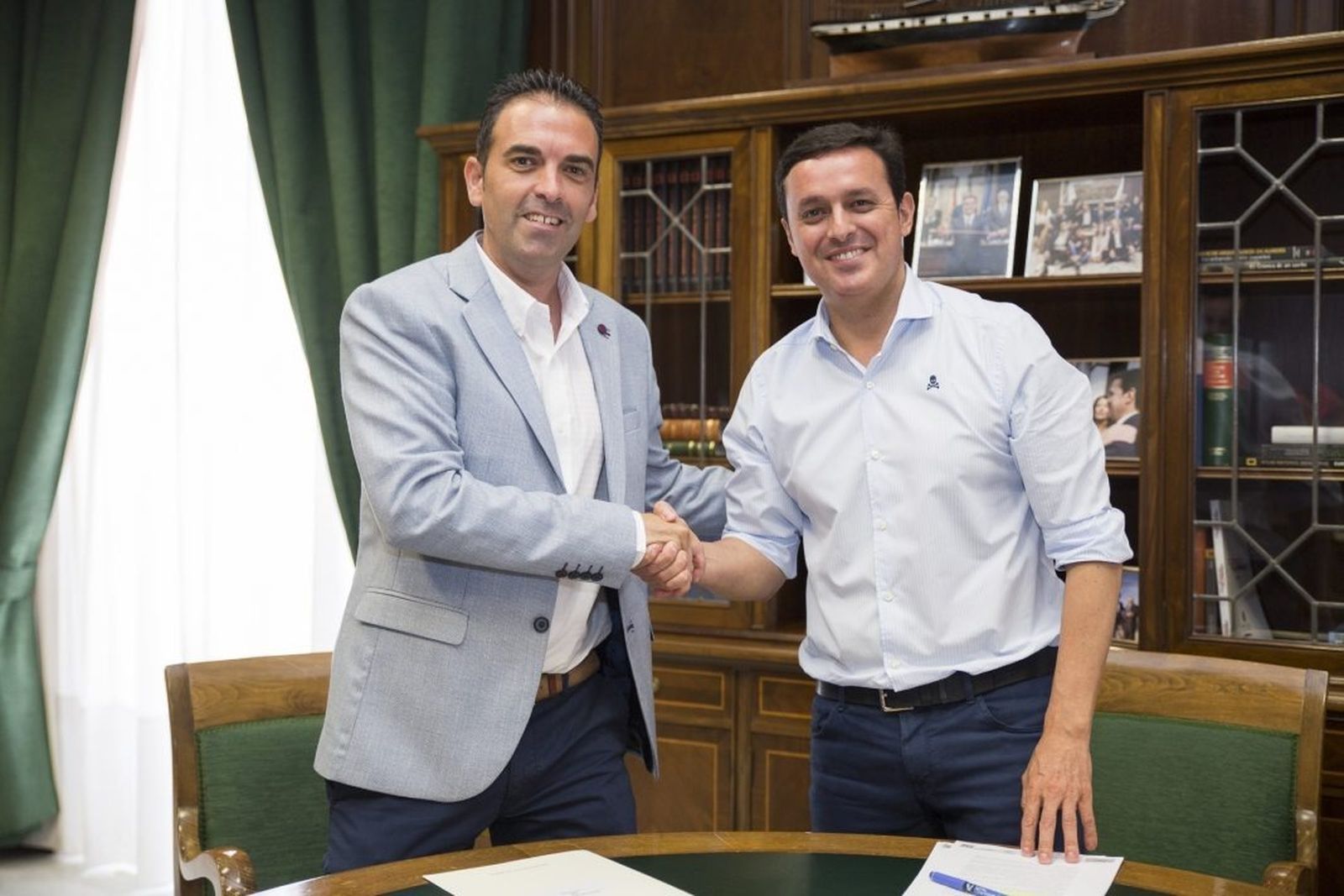 Javier Aureliano García con el alcalde de Antas.