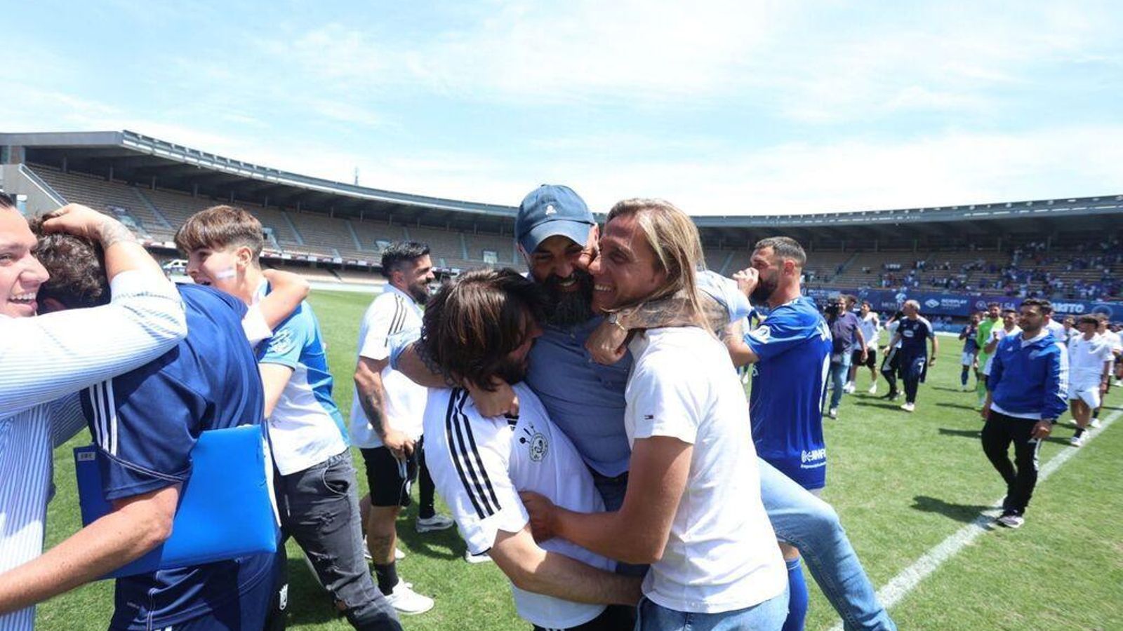 Juan Luis Gil abraza tras el partido ante el Gerena a Migue García y Checa.