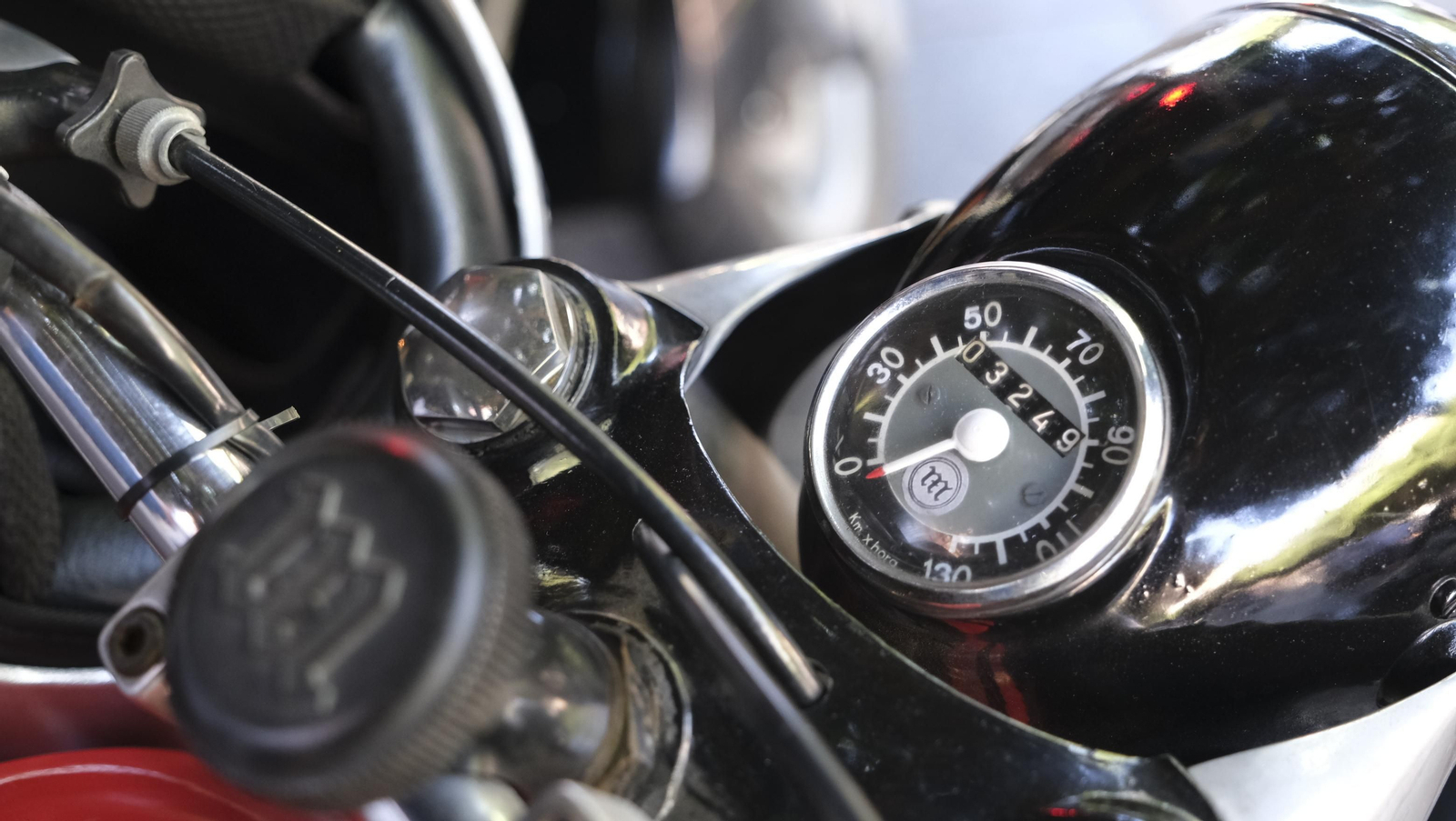 Las motos antiguas dan brillo a la Feria de Almería