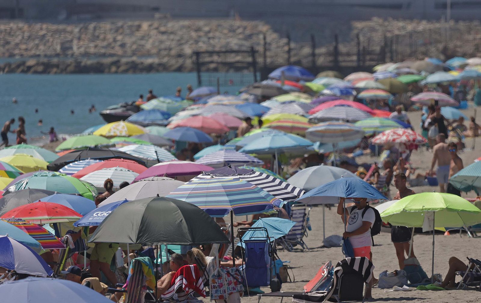 Fotos del domingo en la playa de Levante de La Línea